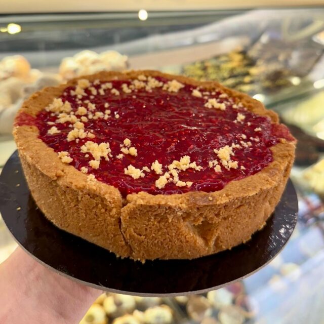 Chi dice “solo una fetta” mente sempre… 😏🍰
Cheesecake Americana fatta con amore con topping ai lamponi 🍓
📍Via borsi 2, Terni 
☎️0744 425964
📲Scrivici un messaggio su WhatsApp 0744425964
#pasticceriafratellidantonioterni