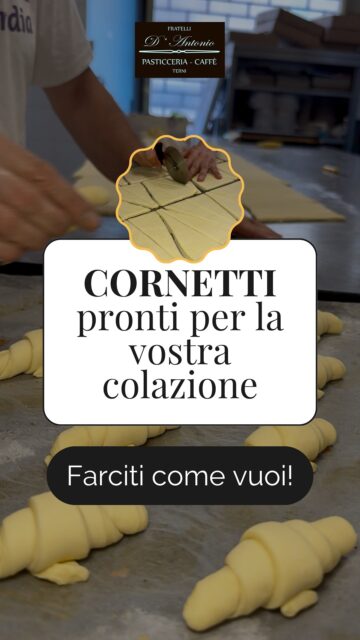 🥐 Il cornetto lo prepariamo noi. Il gusto lo scegli tu.
Ogni giorno, nel nostro laboratorio, i cornetti prendono forma uno ad uno: li prepariamo con cura, rispettiamo i tempi della lievitazione e aspettiamo che il forno faccia il resto.

Poi arriva il momento più bello… quello della farcitura. 🤎
Crema, cioccolato, pistacchio e tante altre golosità: li farciamo in base alle vostre preferenze, perché ognuno ha il suo modo preferito di iniziare la giornata.
E tu, come lo farciresti?

Ti aspettiamo da Fratelli D’Antonio.
#FratelliDAntonio #PasticceriaTerni #Cornetti #ColazioneTerni #PasticceriaArtigianale