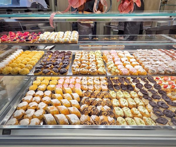 pasticceria piccola e mignon, vetrina dei dolci pasticceria e caffetteria fratelli d'antonio a terni