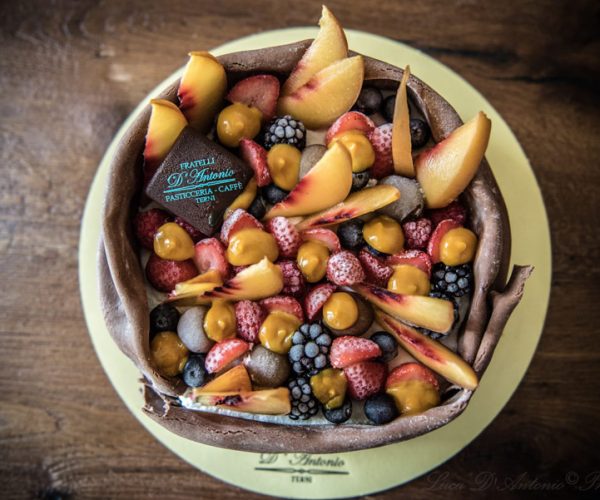 torta per anniversario alla frutta con cioccolato pasticceria fratelli d'antonio terni