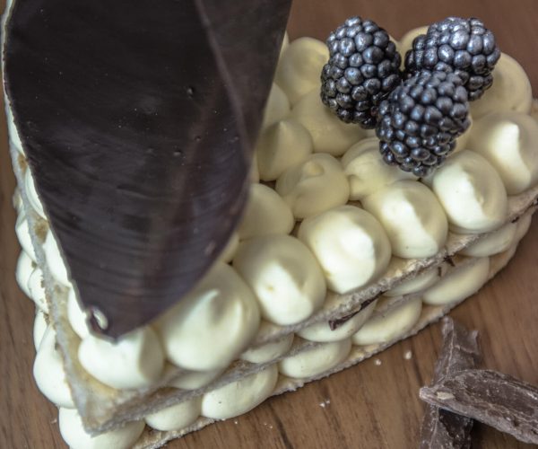 torta personalizzata a forma di cuore con cioccolato e crema pasticceria fratelli d'antonio terni