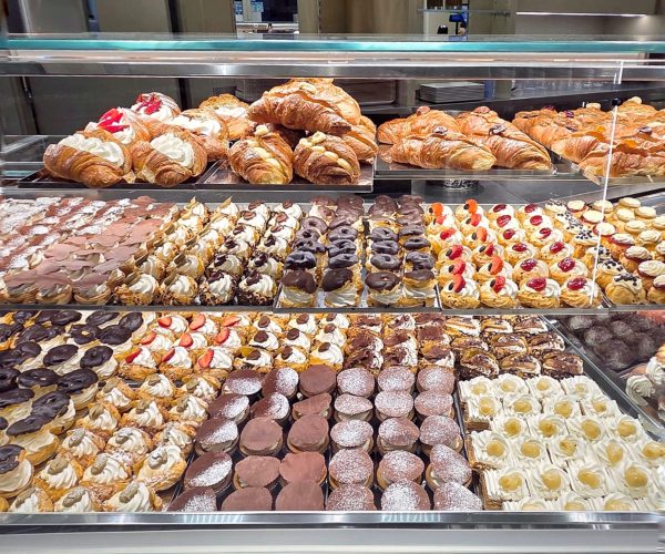 vetrina elegante con vasto assortimento di pasticceria secca, cornetti dolci per colazione, mignon e pasticcini, prodotti freschi presso pasticceria caffetteria fratelli d'antonio terni